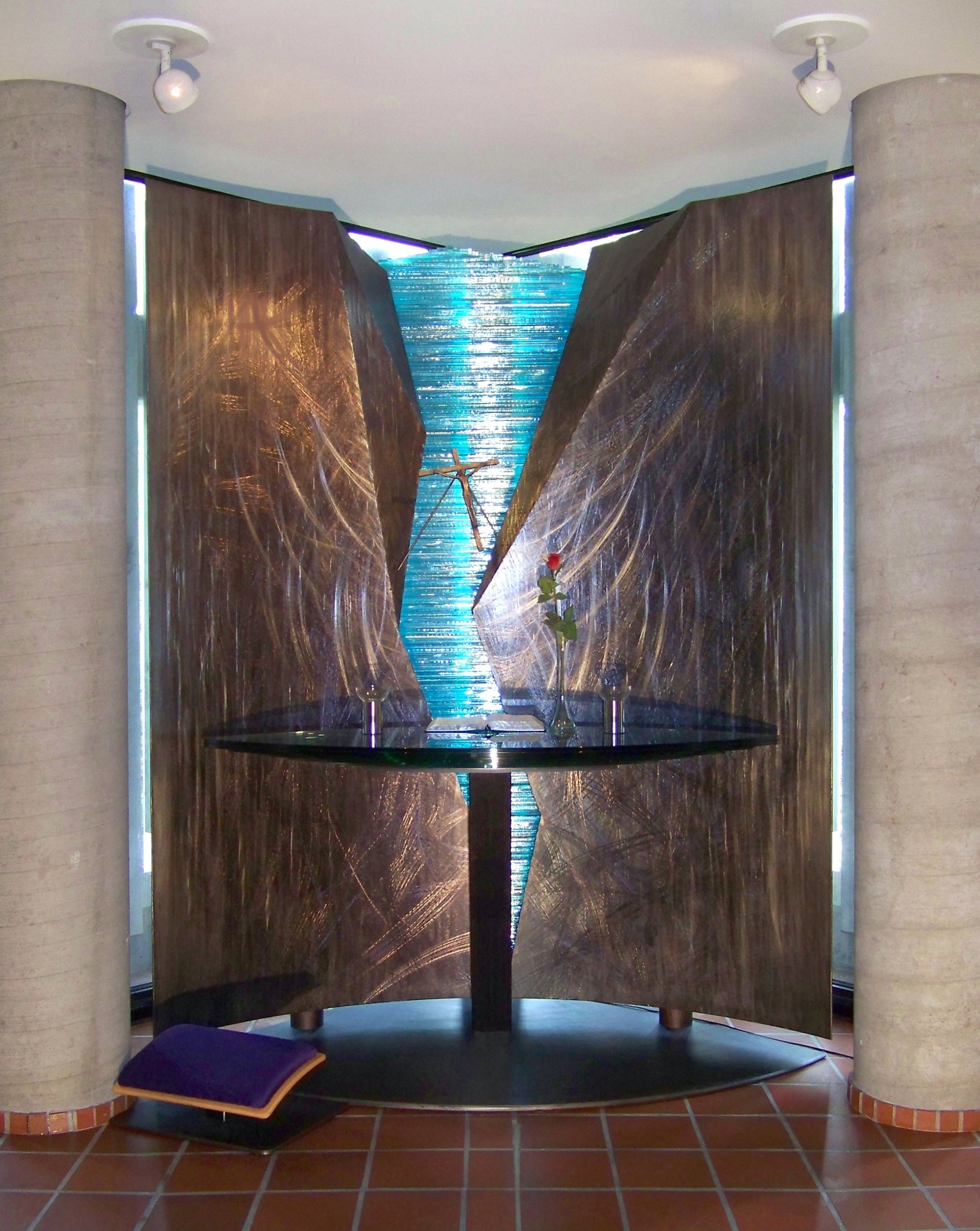1. Altertavle, 2002, 230 x 160 x 70 cm, anlopt staal, bronse, solv og glass