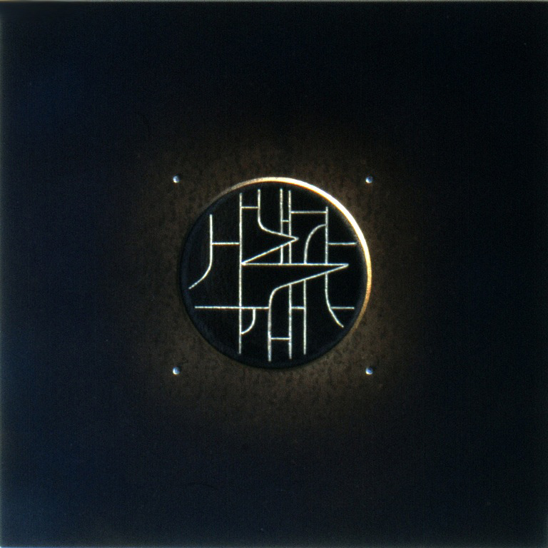 15.Komposisjon, 1999, 40 x 40 x 1 cm, anloept staal med innlagt soelvtraad